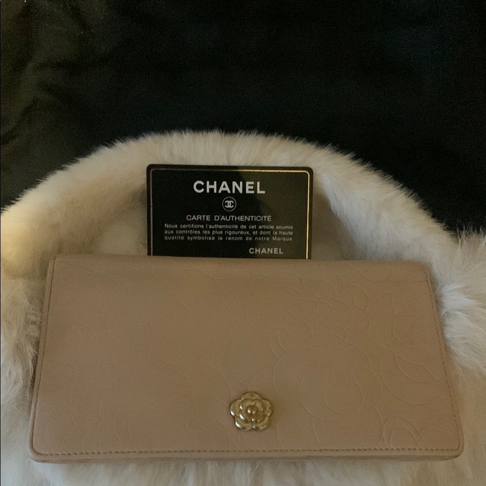 Authentic Chanel Cream Gold Wallet with Luxurious Design